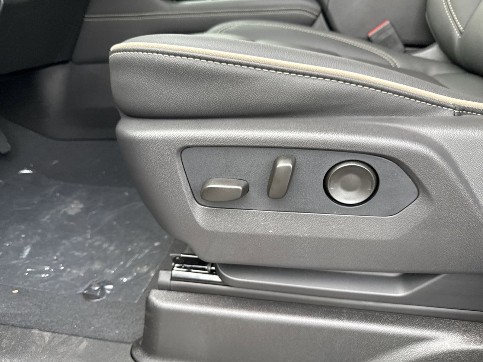 New 2026 GMC Yukon Elevation image 13