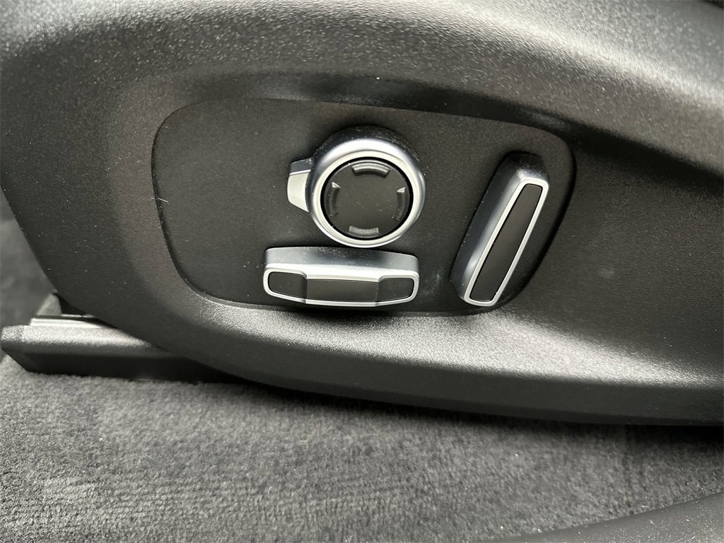 Used 2023 Jaguar F-PACE SVR image 12