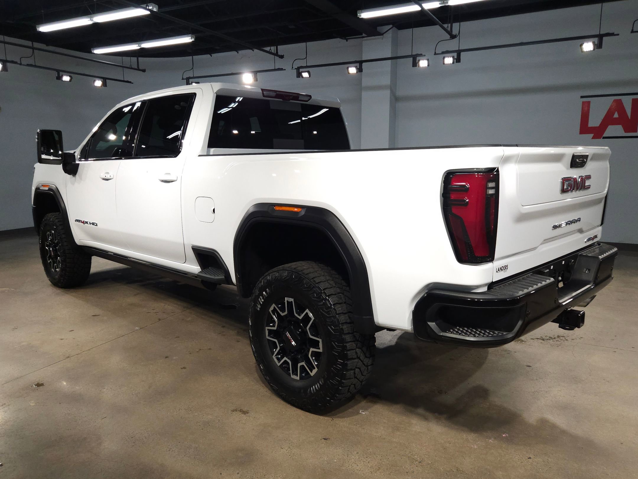 Used 2025 GMC Sierra 2500 AT4X image 5
