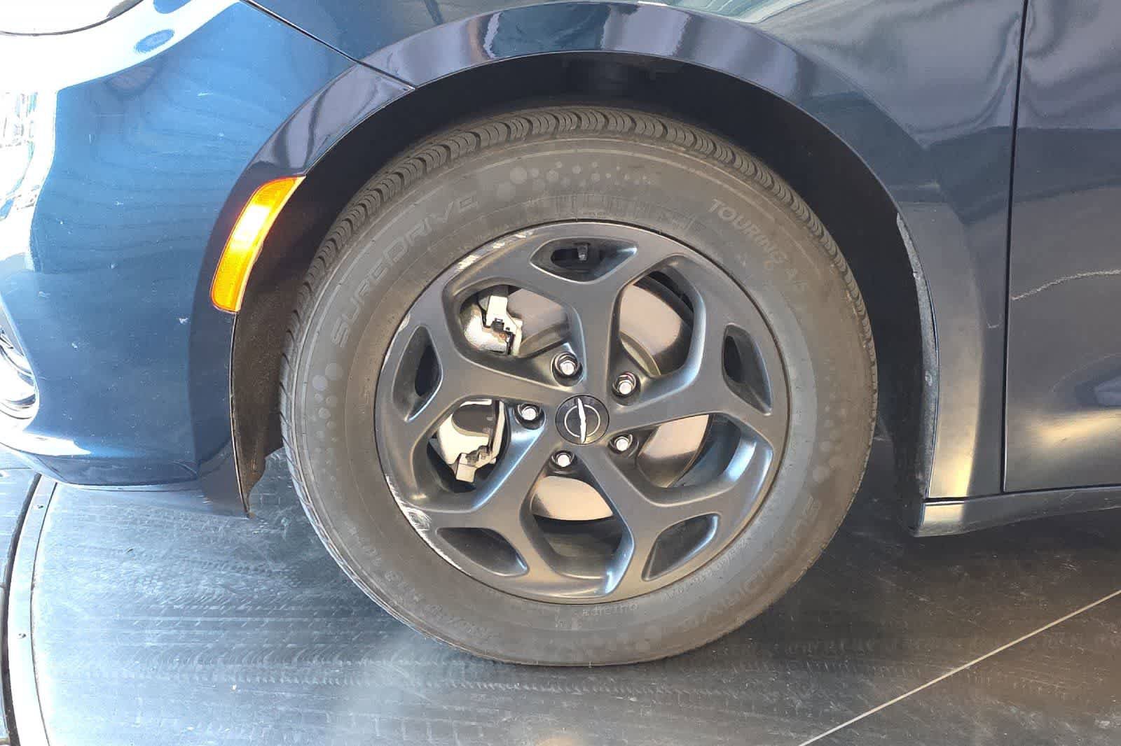 Used 2022 Chrysler Pacifica Touring-L w/ S Appearance Package FWD image 12