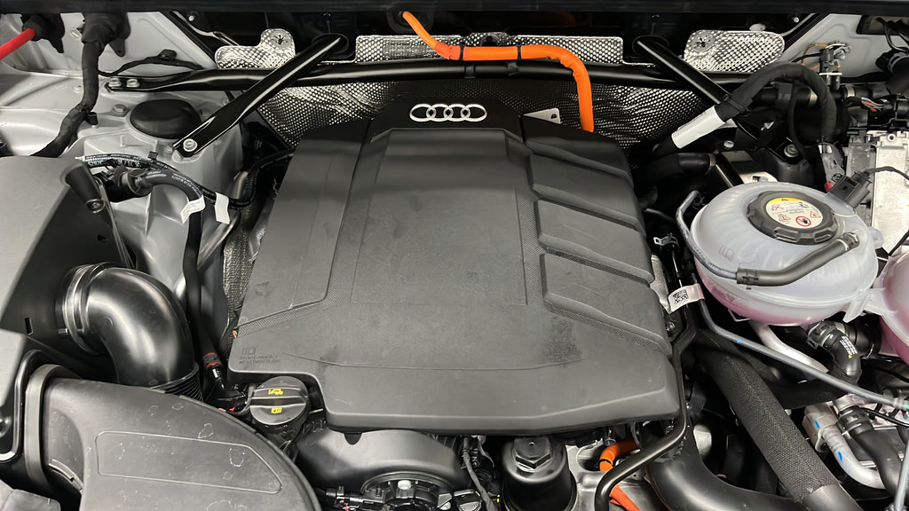 Used 2024 Audi Q5 e Premium w/ Convenience Package AWD/4WD image 27