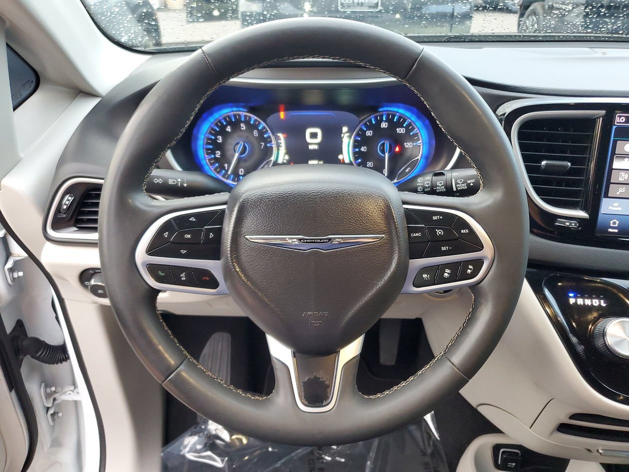 Used 2024 Chrysler Pacifica Touring-L FWD image 19