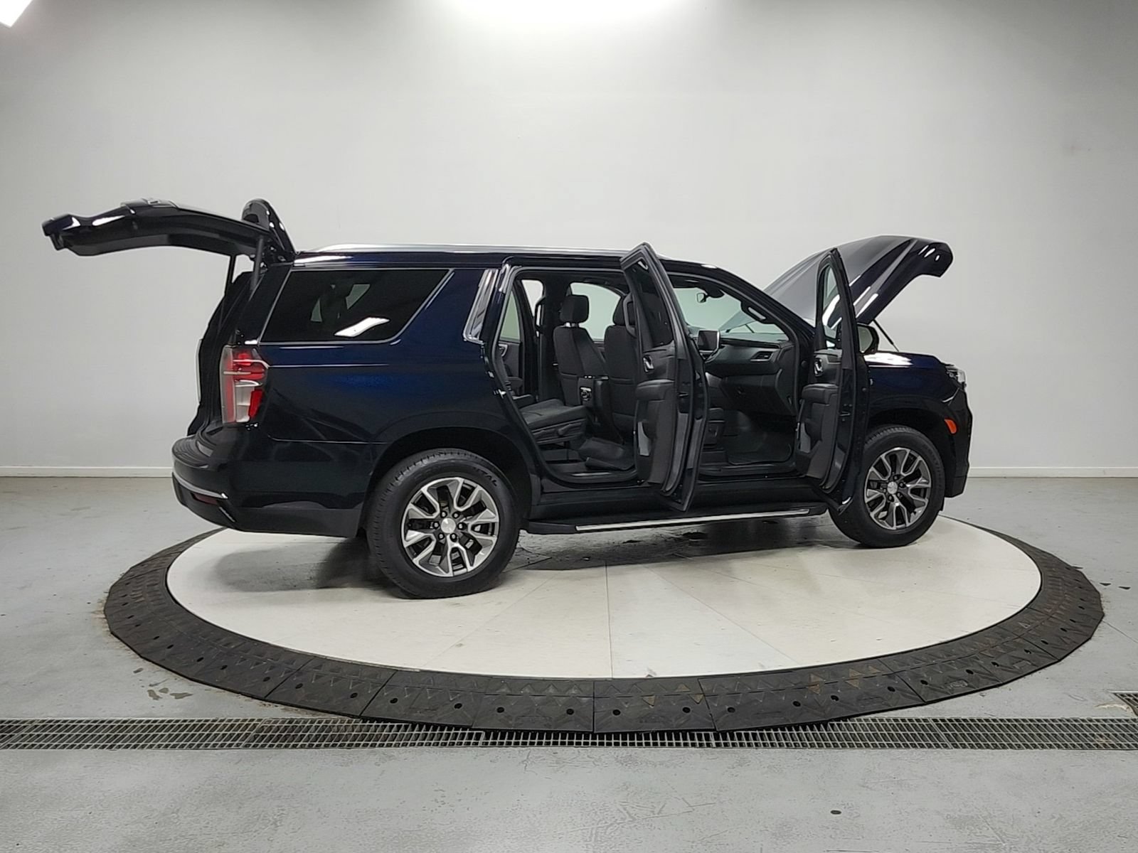 Used 2022 Chevrolet Tahoe LT w/ Luxury Package AWD/4WD image 17