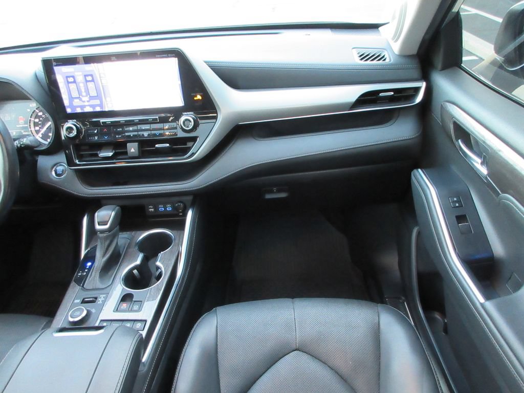 Used 2022 Toyota Highlander Platinum AWD/4WD image 17
