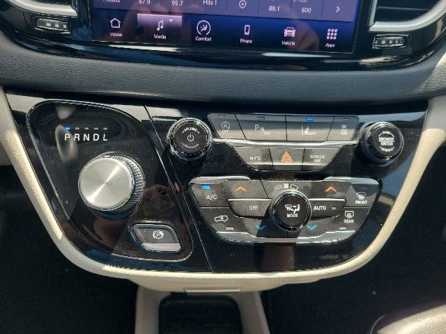 Used 2023 Chrysler Pacifica Touring-L FWD image 7