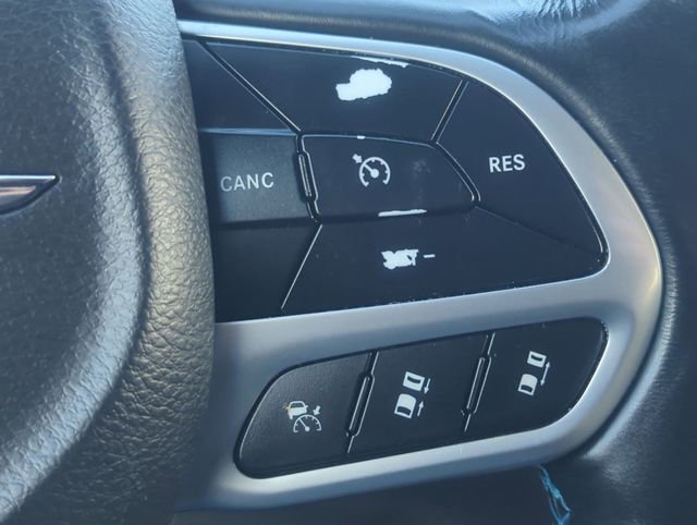 Used 2021 Chrysler Pacifica Touring-L w/ Uconnect Theater Family Group AWD/4WD image 14
