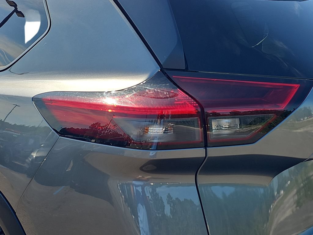 Used 2023 Nissan Rogue S FWD image 32