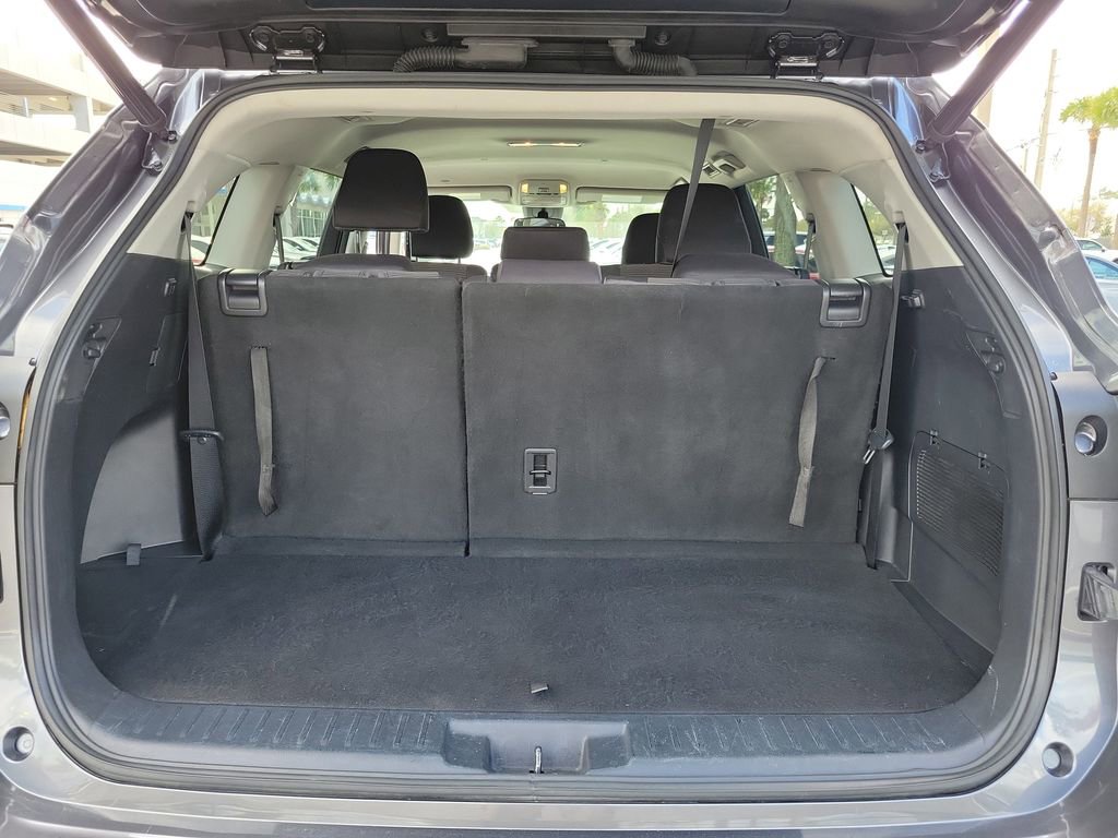 Used 2021 Toyota Highlander LE image 11