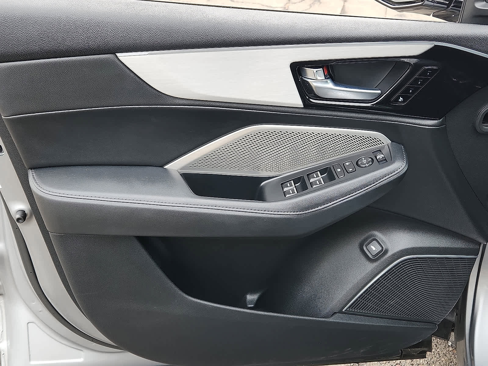 Used 2023 Acura MDX SH-AWD image 13