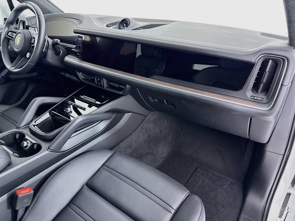 Certified 2025 Porsche Cayenne GTS w/ Premium Package Plus AWD/4WD image 31