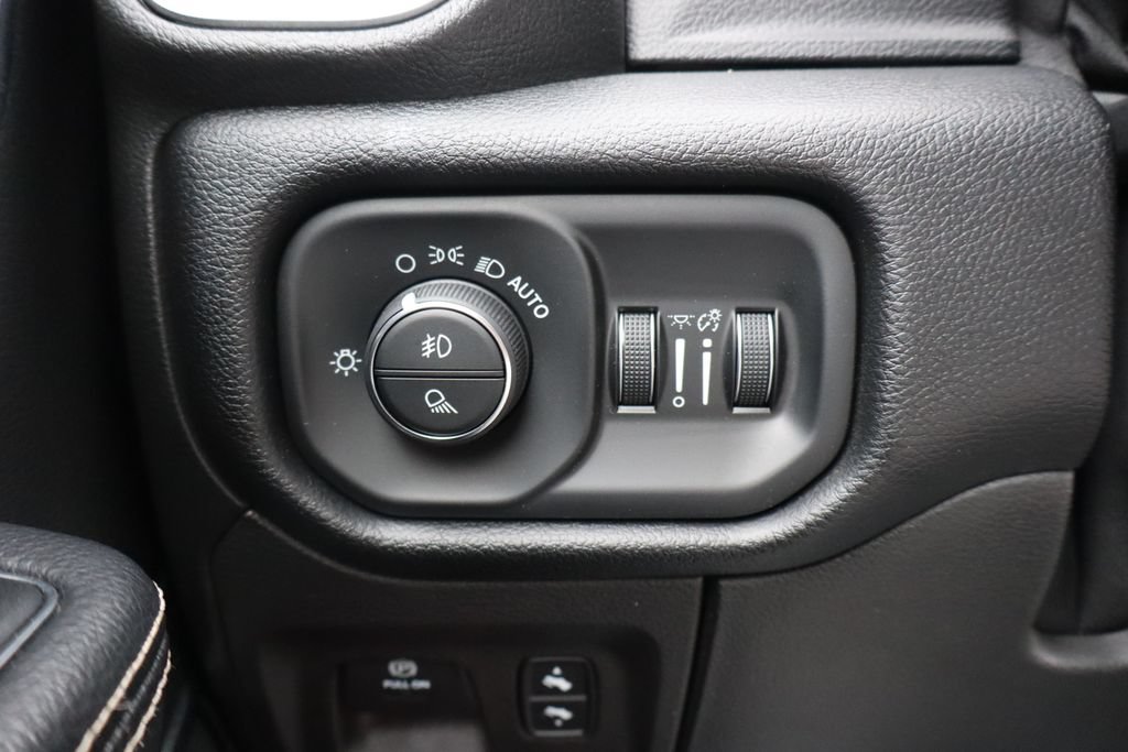 Used 2019 RAM 1500 Laramie AWD/4WD image 18