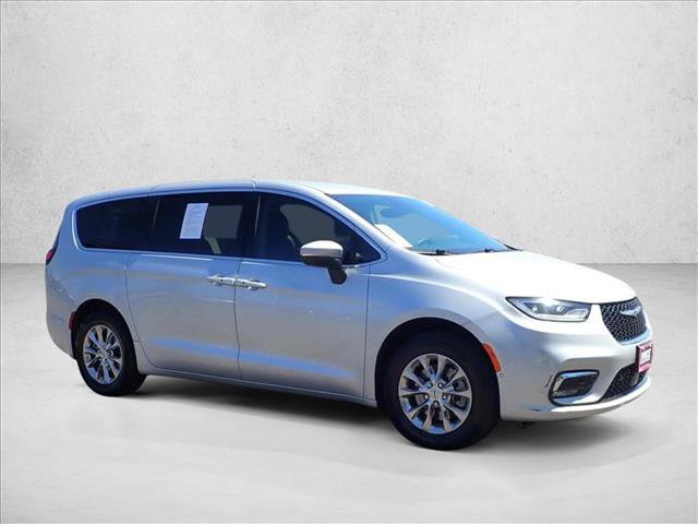Used 2023 Chrysler Pacifica Touring-L AWD/4WD image 6