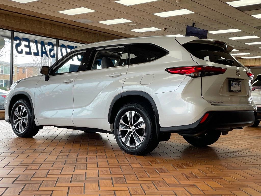Used 2022 Toyota Highlander XLE AWD/4WD image 6