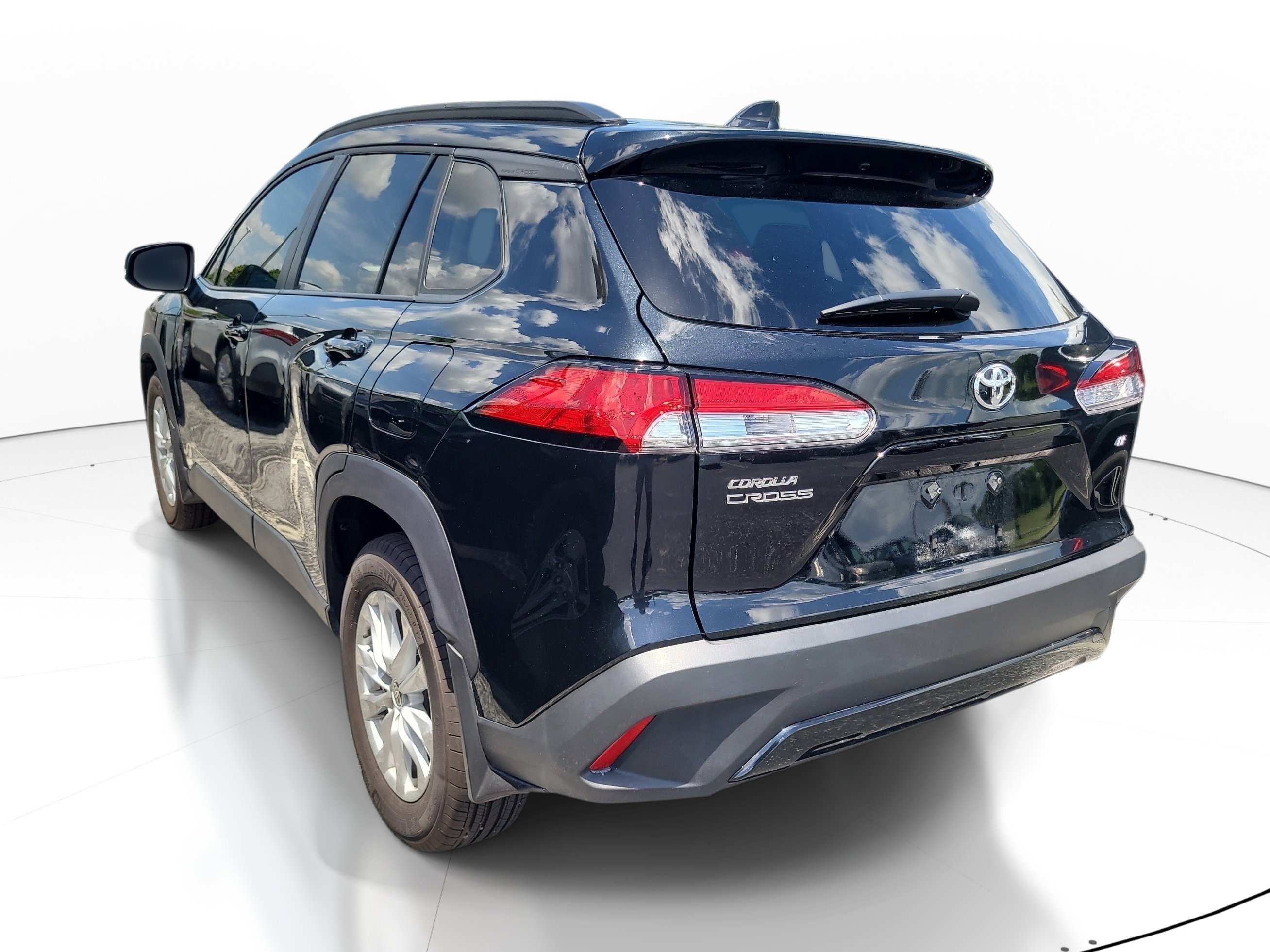 Certified 2025 Toyota Corolla Cross LE FWD image 5