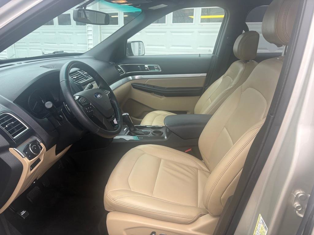 Used 2017 Ford Explorer XLT w/ Equipment Group 202A image 9