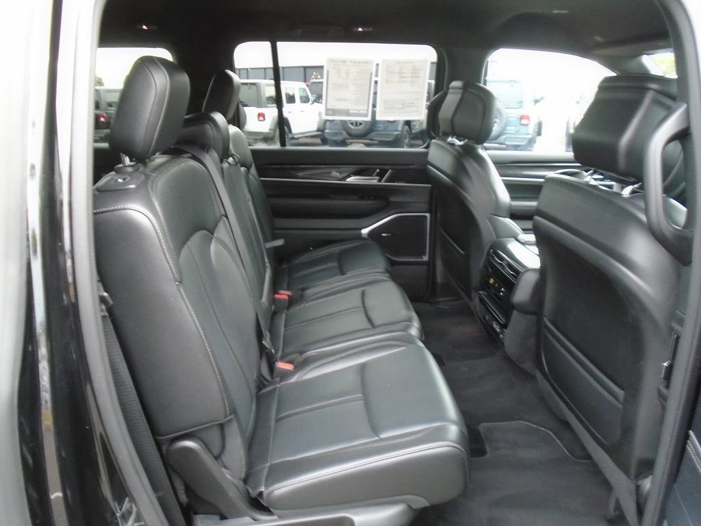 Used 2024 Jeep Wagoneer L Base image 10