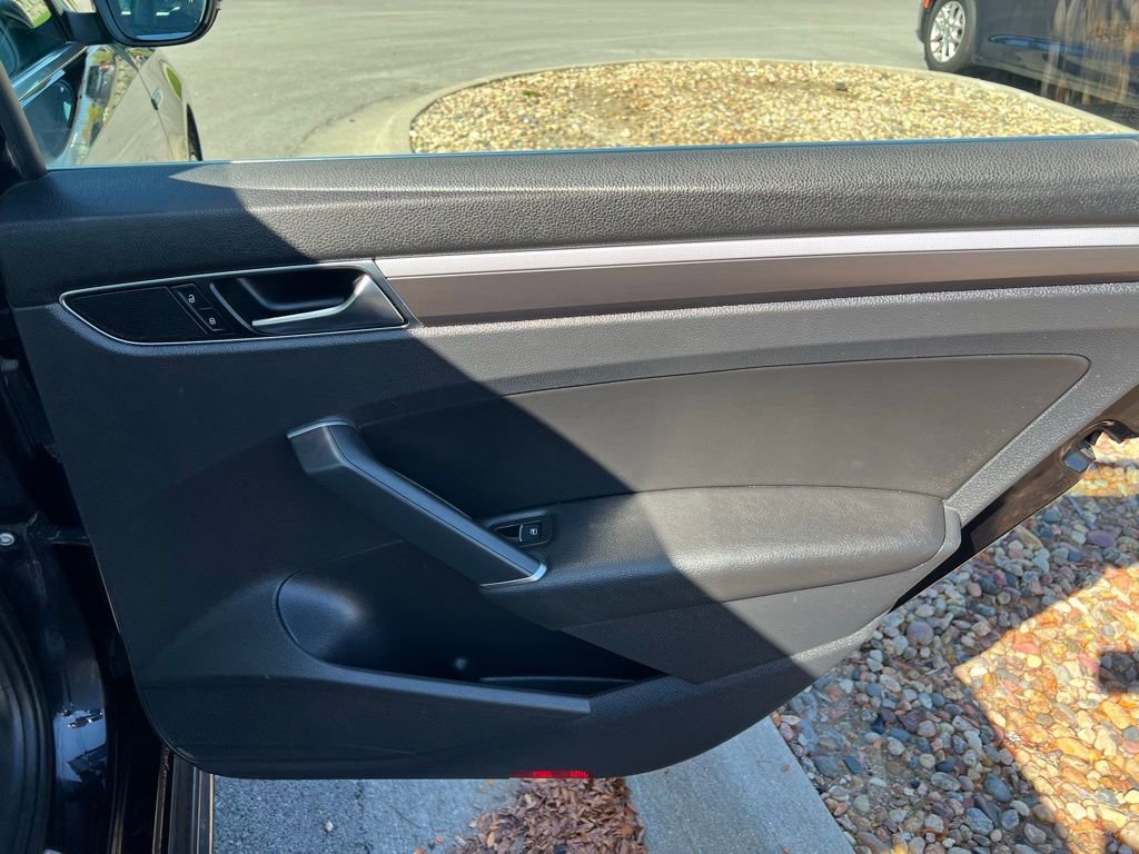 Used 2017 Volkswagen Passat 1.8T R-Line image 25