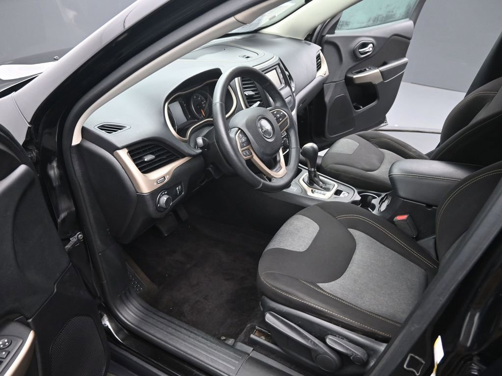 Used 2017 Jeep Cherokee Altitude image 9