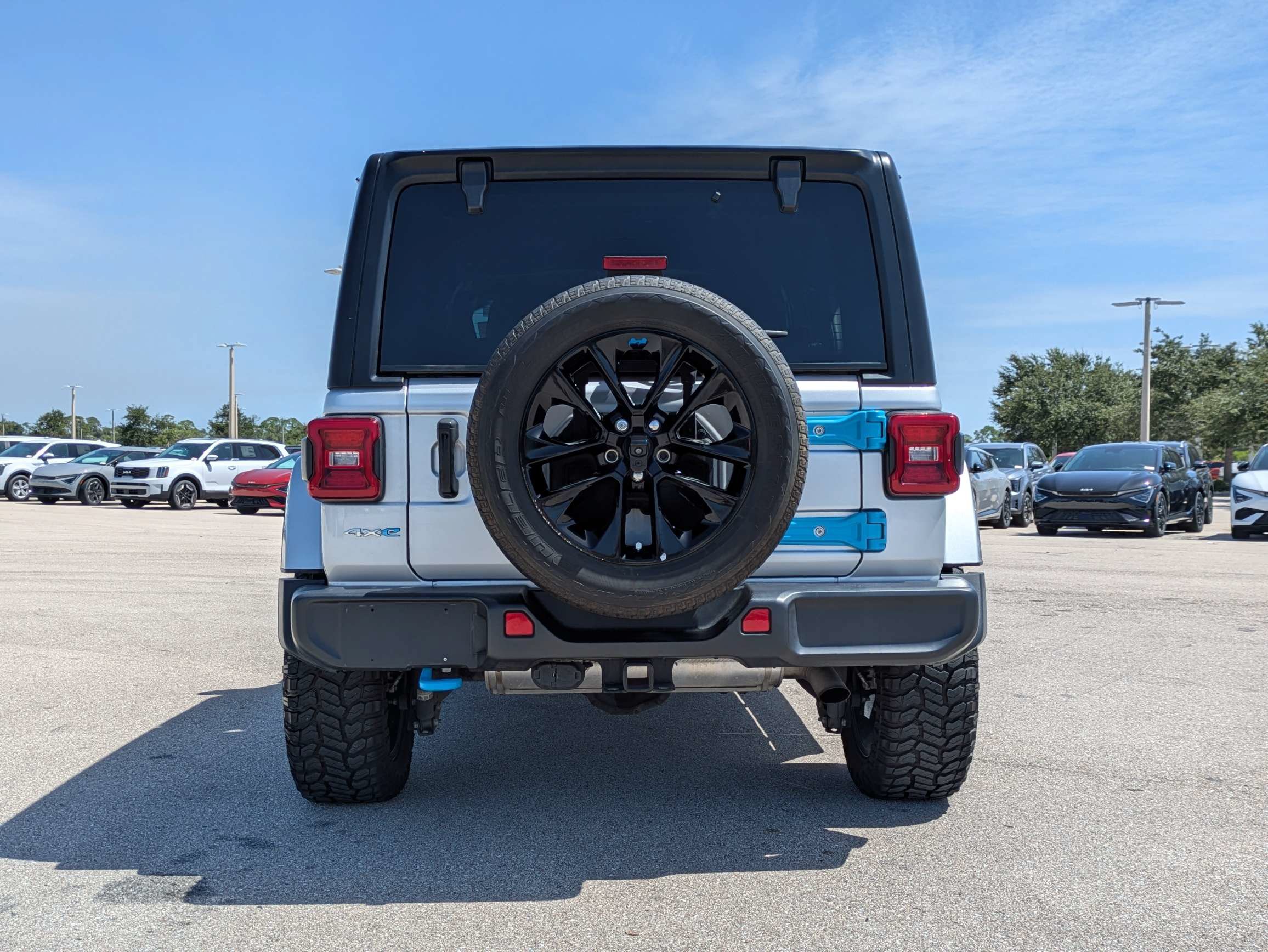 Used 2023 Jeep Wrangler Unlimited Sahara w/ Cold Weather Group AWD/4WD image 6