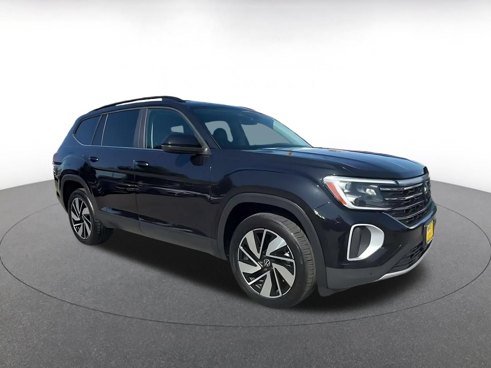 Used 2024 Volkswagen Atlas SE AWD/4WD image 2