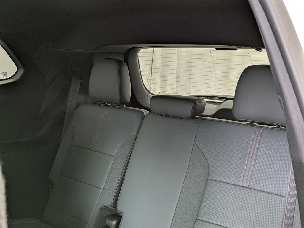 New 2026 GMC Acadia AT4 w/ LPO, Floor Liner Package AWD/4WD image 17