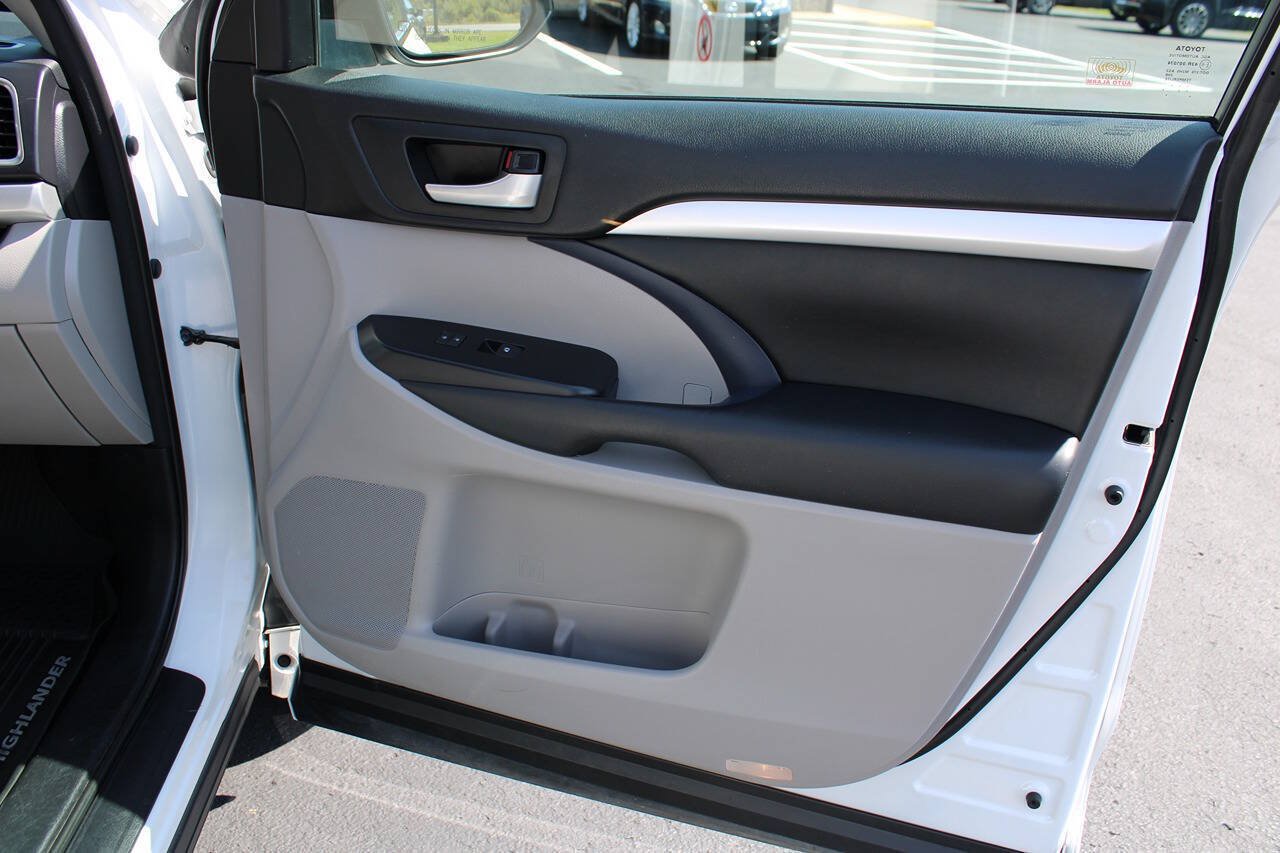 Used 2018 Toyota Highlander XLE AWD/4WD image 43