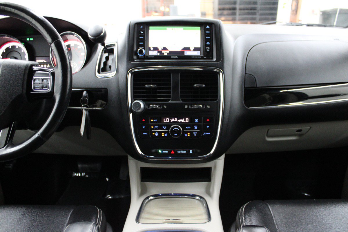 Used 2016 Dodge Grand Caravan SXT FWD image 23