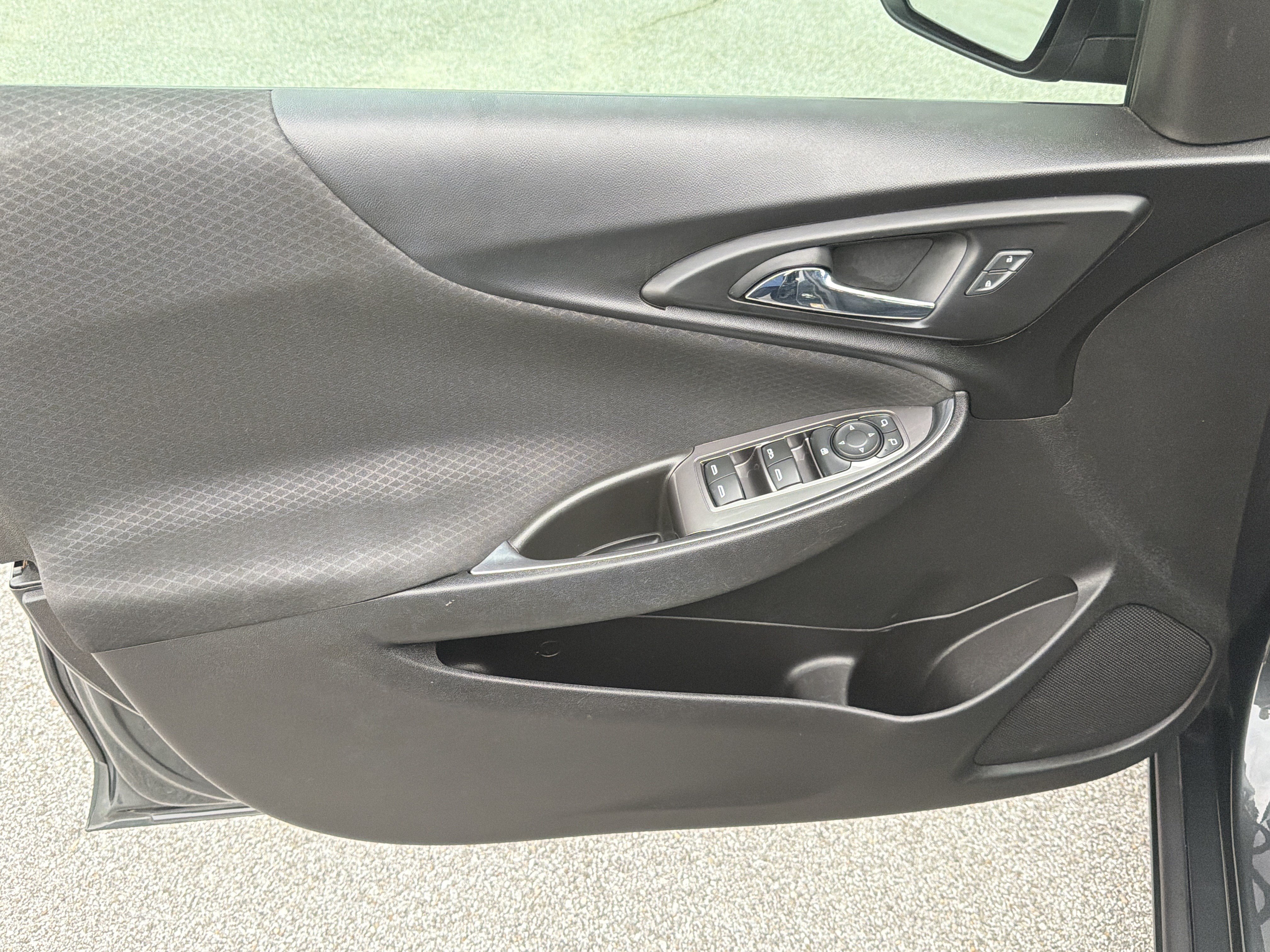Used 2017 Chevrolet Malibu LT FWD image 11