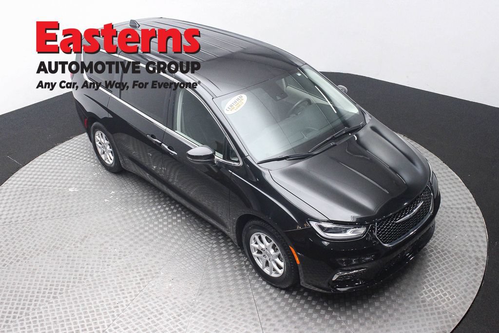 Used 2023 Chrysler Pacifica Touring-L FWD image 3