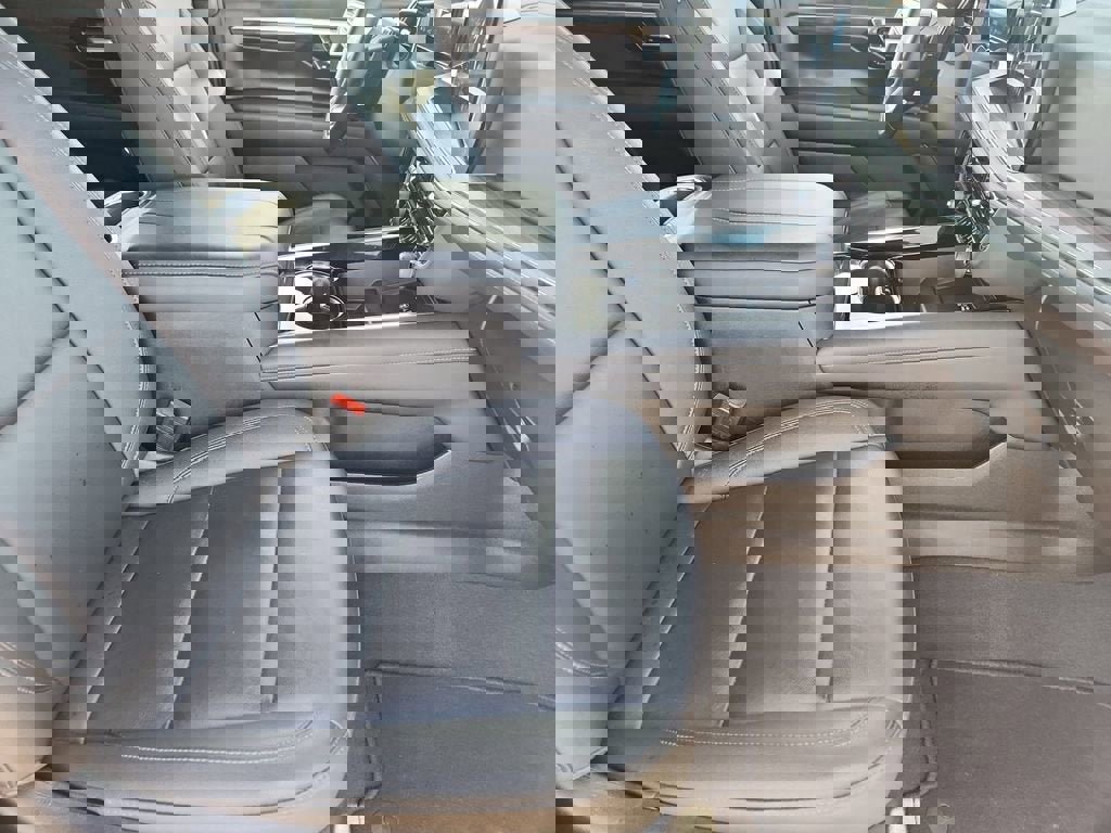 Used 2025 Chevrolet Suburban Z71 image 15