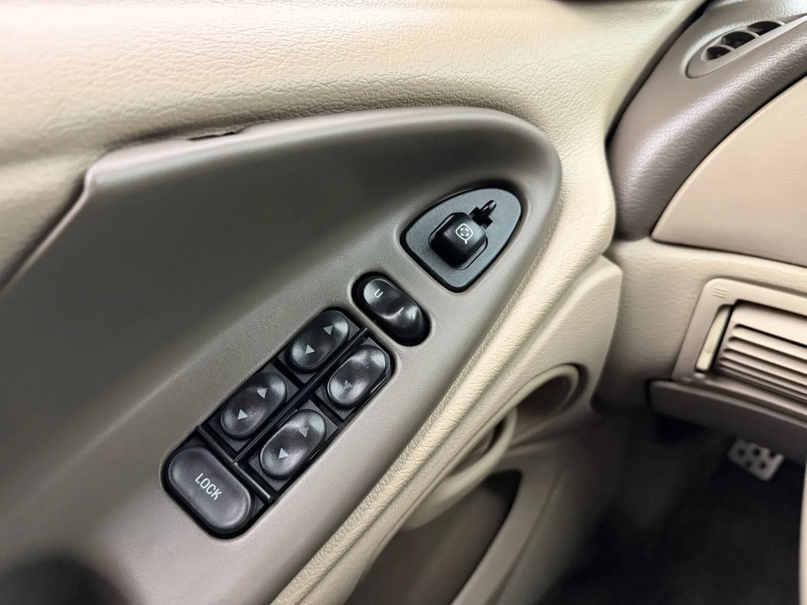 Used 2004 Ford Mustang GT RWD image 10