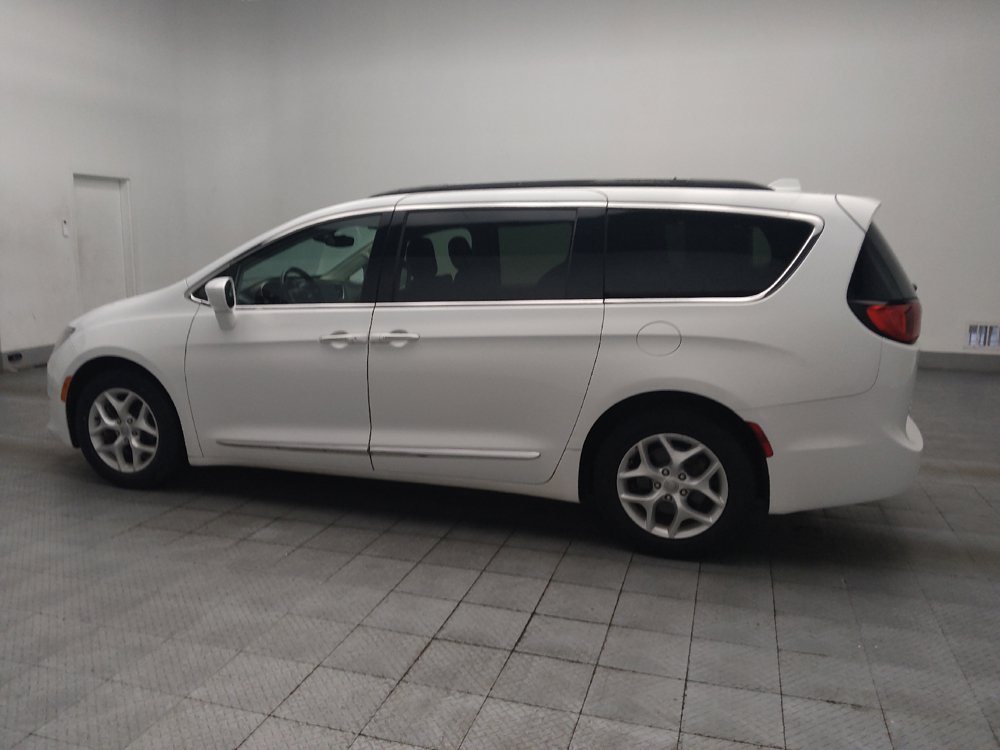 Used 2017 Chrysler Pacifica Touring-L w/ Tire & Wheel Group FWD image 3