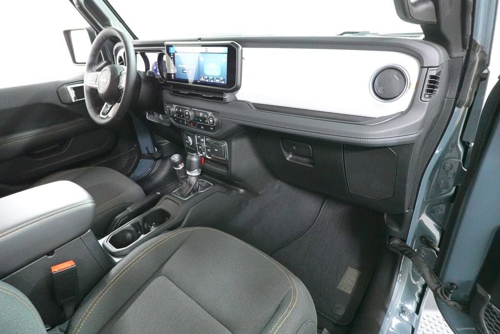 Used 2025 Jeep Wrangler Unlimited Sahara AWD/4WD image 31