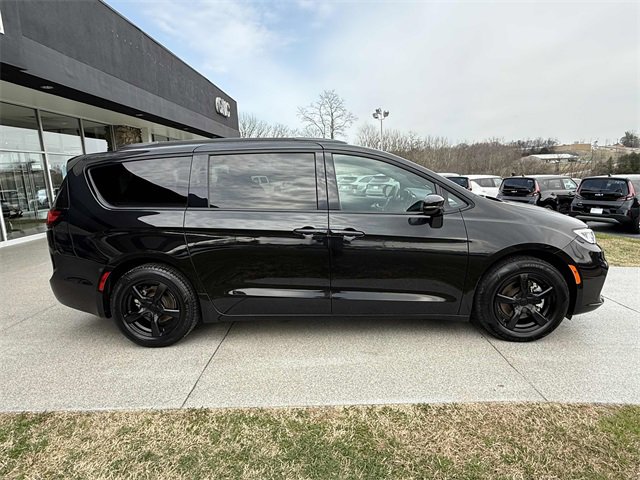 Used 2021 Chrysler Pacifica Touring w/ Uconnect Theater Family Group image 20