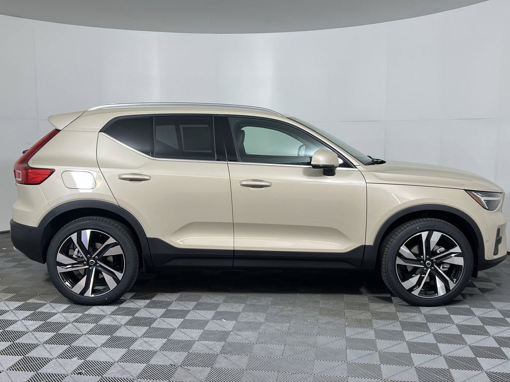 Certified 2025 Volvo XC40 B5 Plus w/ Protection Package Premier image 11