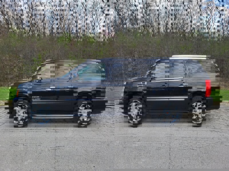 Used 2011 Cadillac Escalade ESV Luxury AWD/4WD image 3