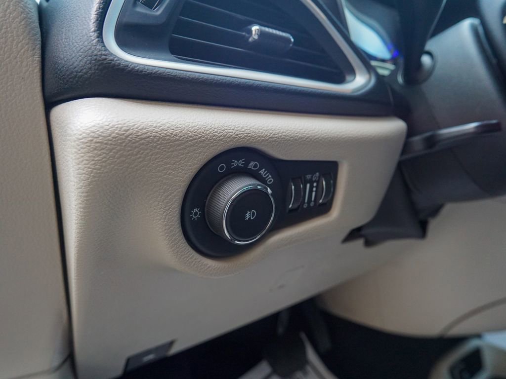 Used 2023 Chrysler Pacifica Touring-L FWD image 21