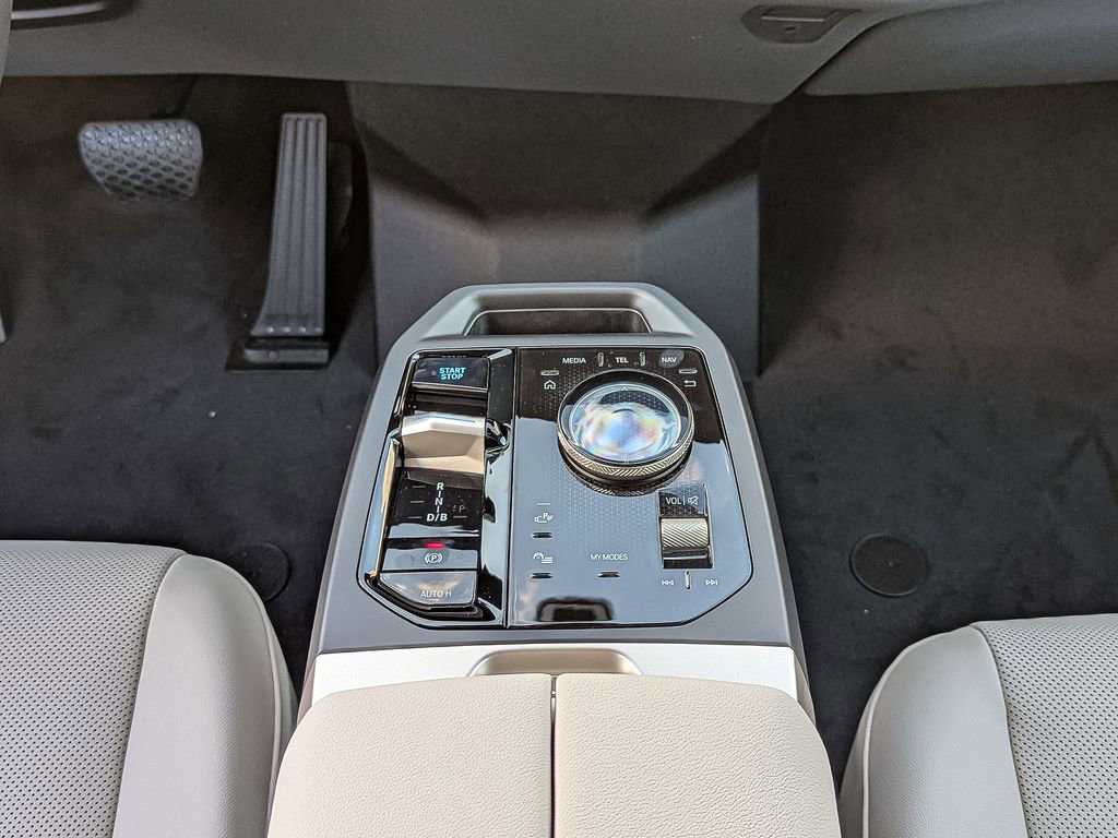 Used 2026 BMW iX xDrive60 w/ Premium Package image 25