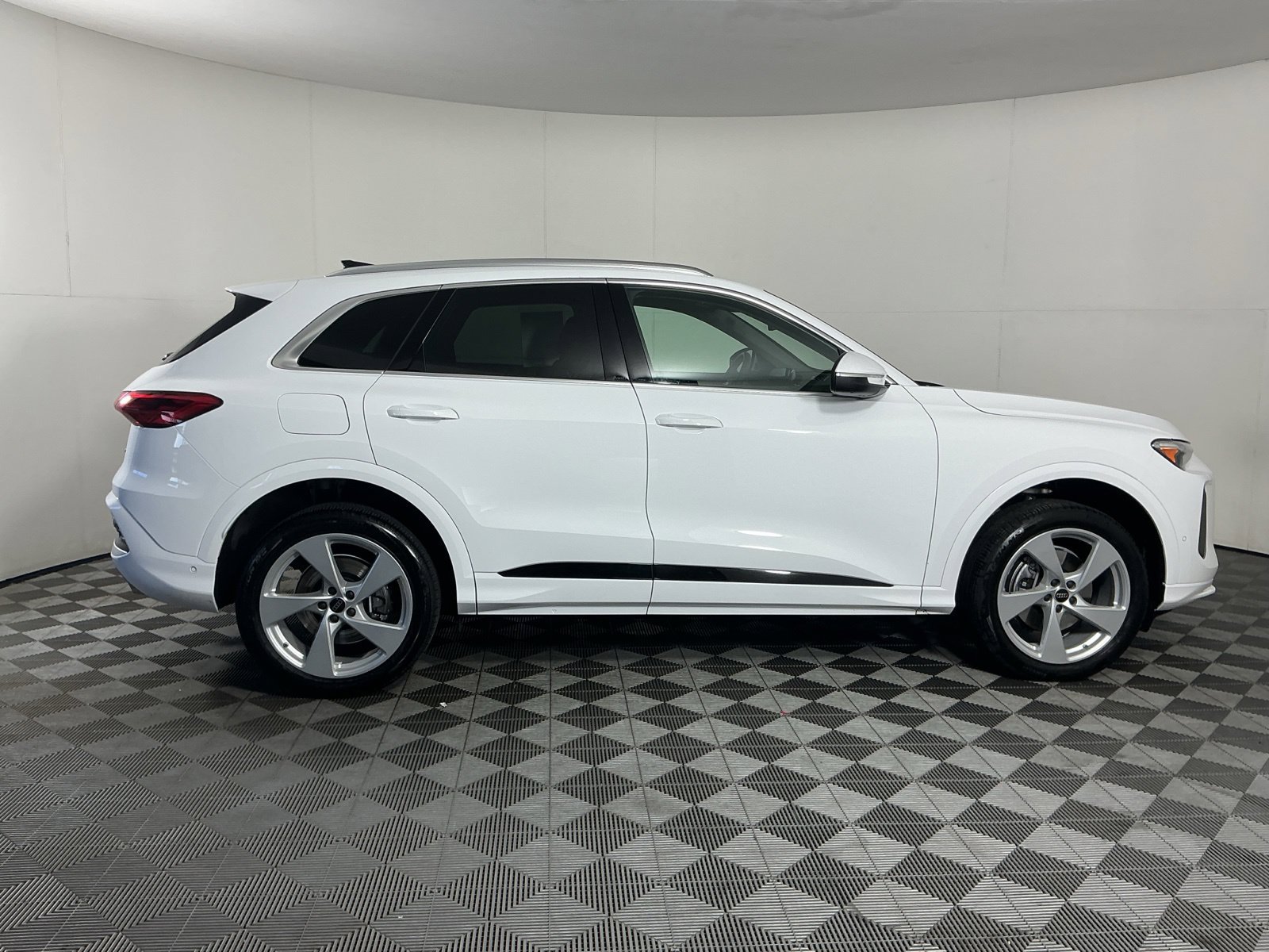Used 2025 Audi Q5 Premium Plus w/ Premium Plus AWD/4WD image 9