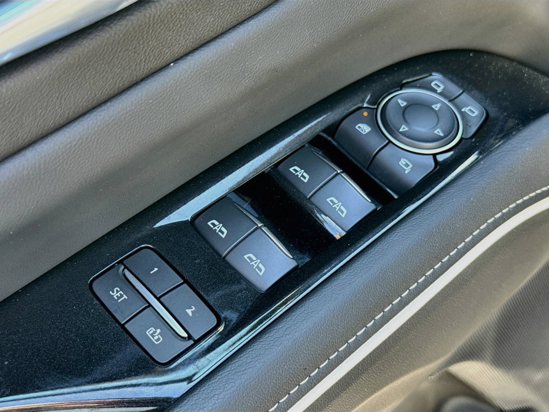 Used 2024 Cadillac Escalade Luxury AWD/4WD image 25
