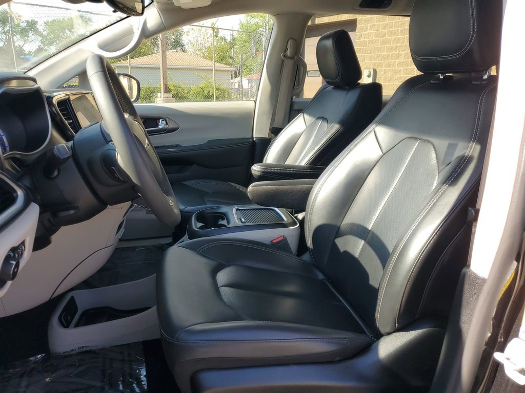 Used 2024 Chrysler Pacifica Limited FWD image 17