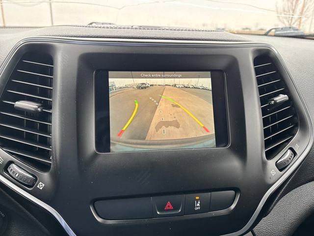 Used 2021 Jeep Cherokee Latitude w/ Mopar Interior Package image 20