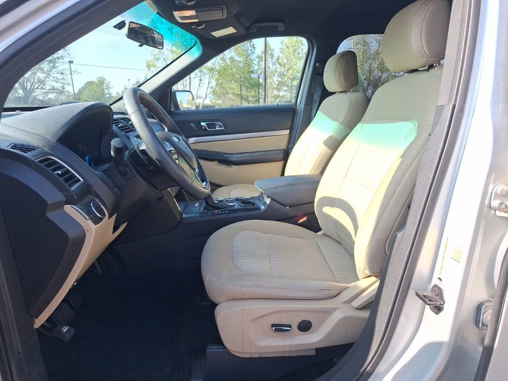 Used 2017 Ford Explorer Base image 14