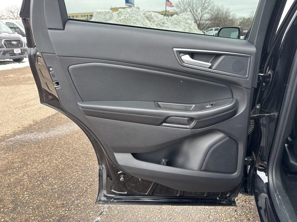 Used 2021 Ford Edge SE image 32