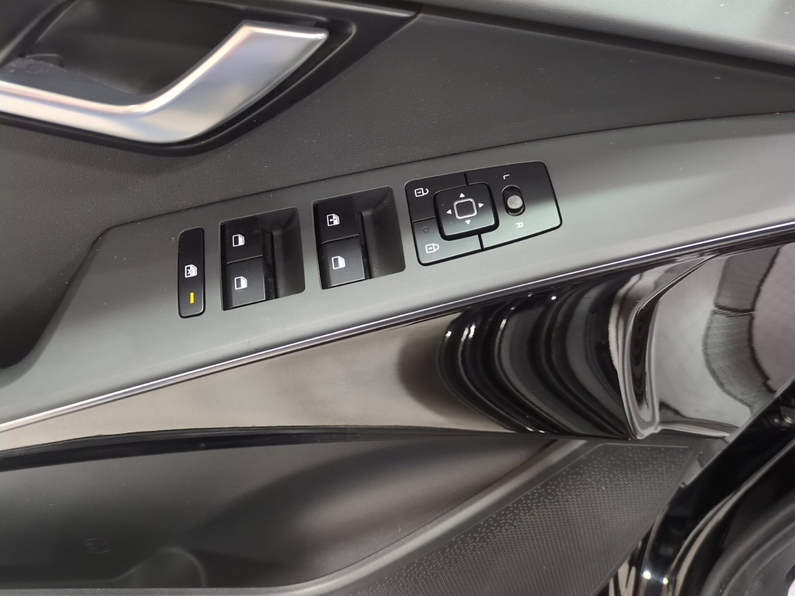 Certified 2024 Kia Niro EX FWD image 16