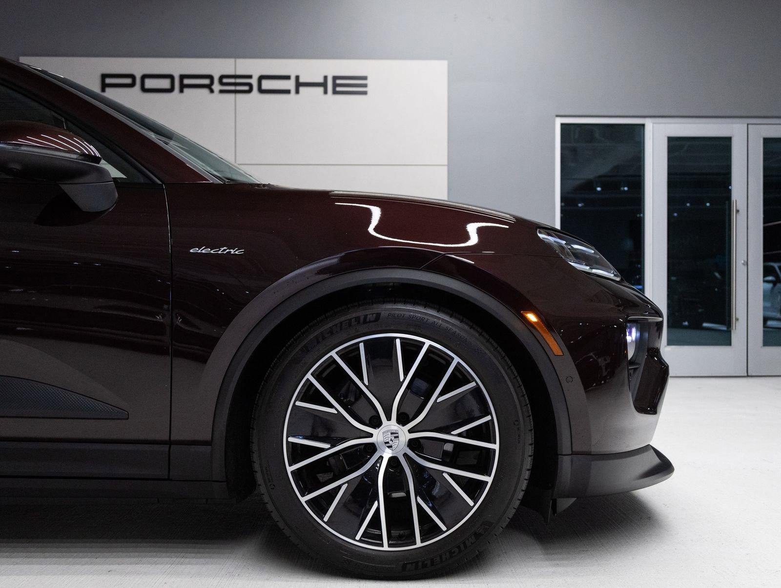 Certified 2025 Porsche Macan Electric RWD image 11