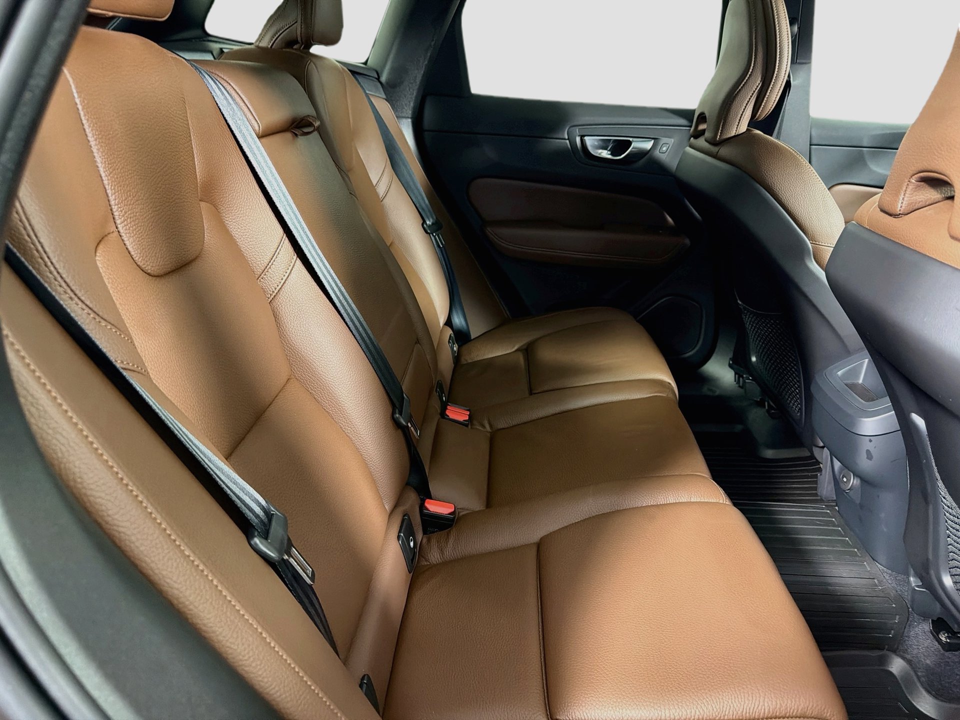 Certified 2024 Volvo XC60 B5 Plus w/ Protection Package Premier AWD/4WD image 28