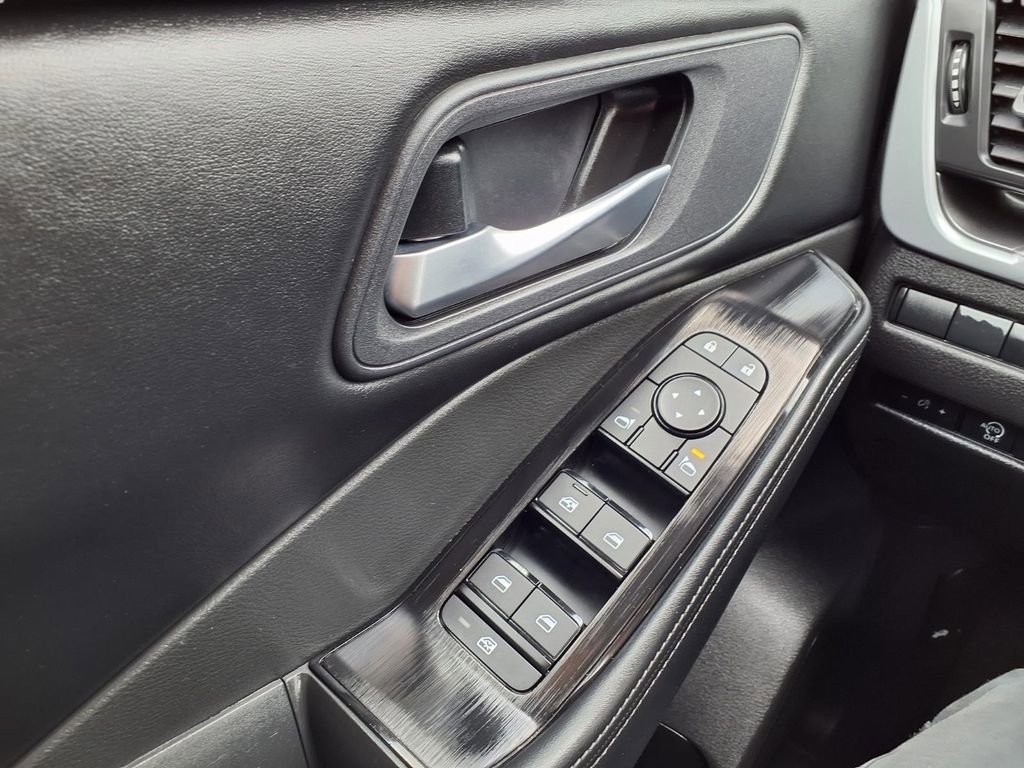 Used 2025 Nissan Rogue SV AWD/4WD image 18