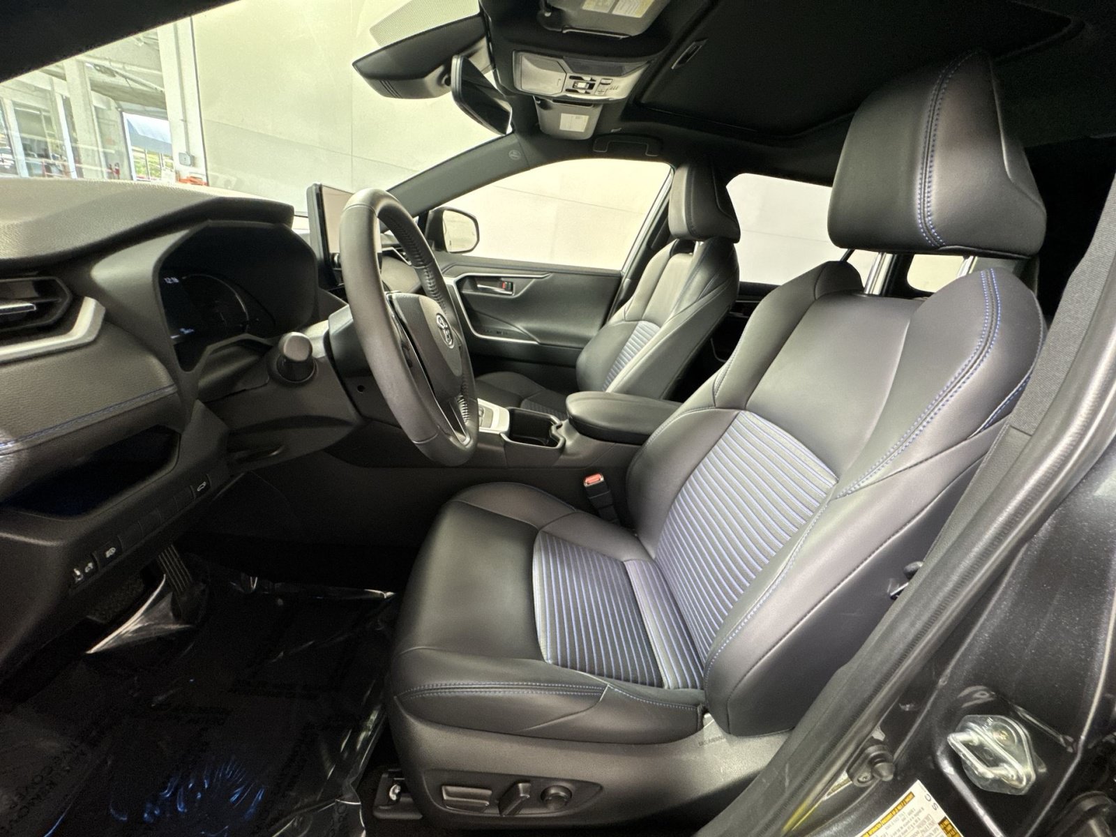 Used 2025 Toyota RAV4 XSE AWD/4WD image 13
