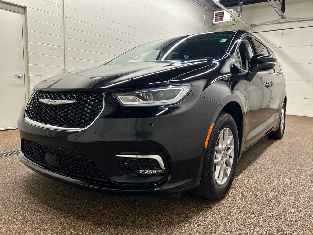 Used 2024 Chrysler Pacifica Touring-L FWD image 5